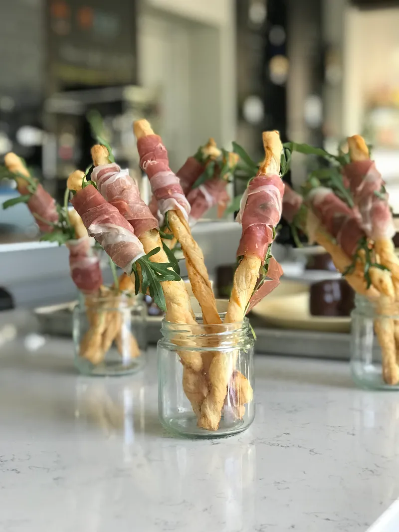 Prosciutto-wrapped grissini with arugula